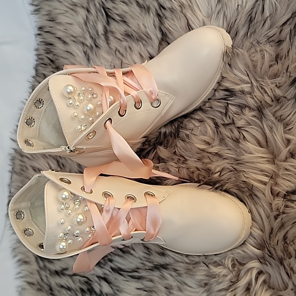 Boots very cute 8 peachy cream not orange